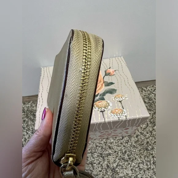 Kate Spade Storybook Gold Wallet EUC - Picture 2 of 10